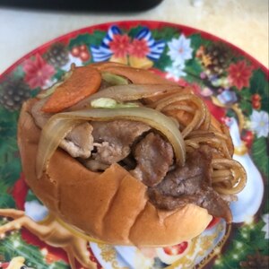 残った焼きそばで焼きそばパン